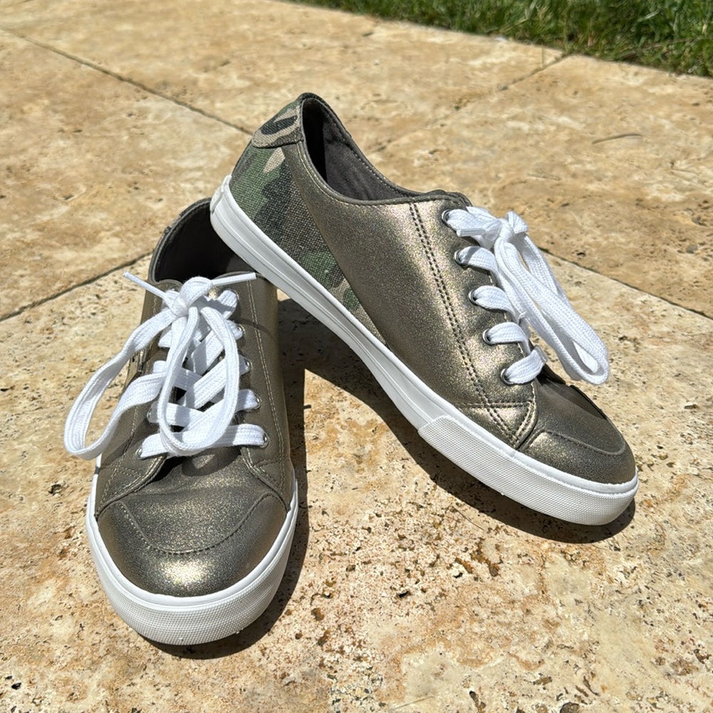 GBG LA Low Top Camo Sneaker